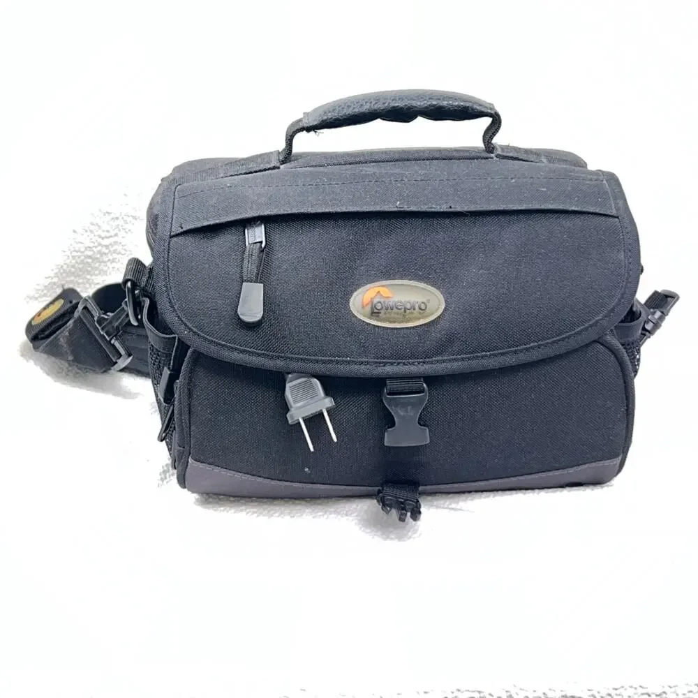 Canon ES8600 Hi8 8mm Camcorder 22x Zoom Battery Charger Bag Accessories